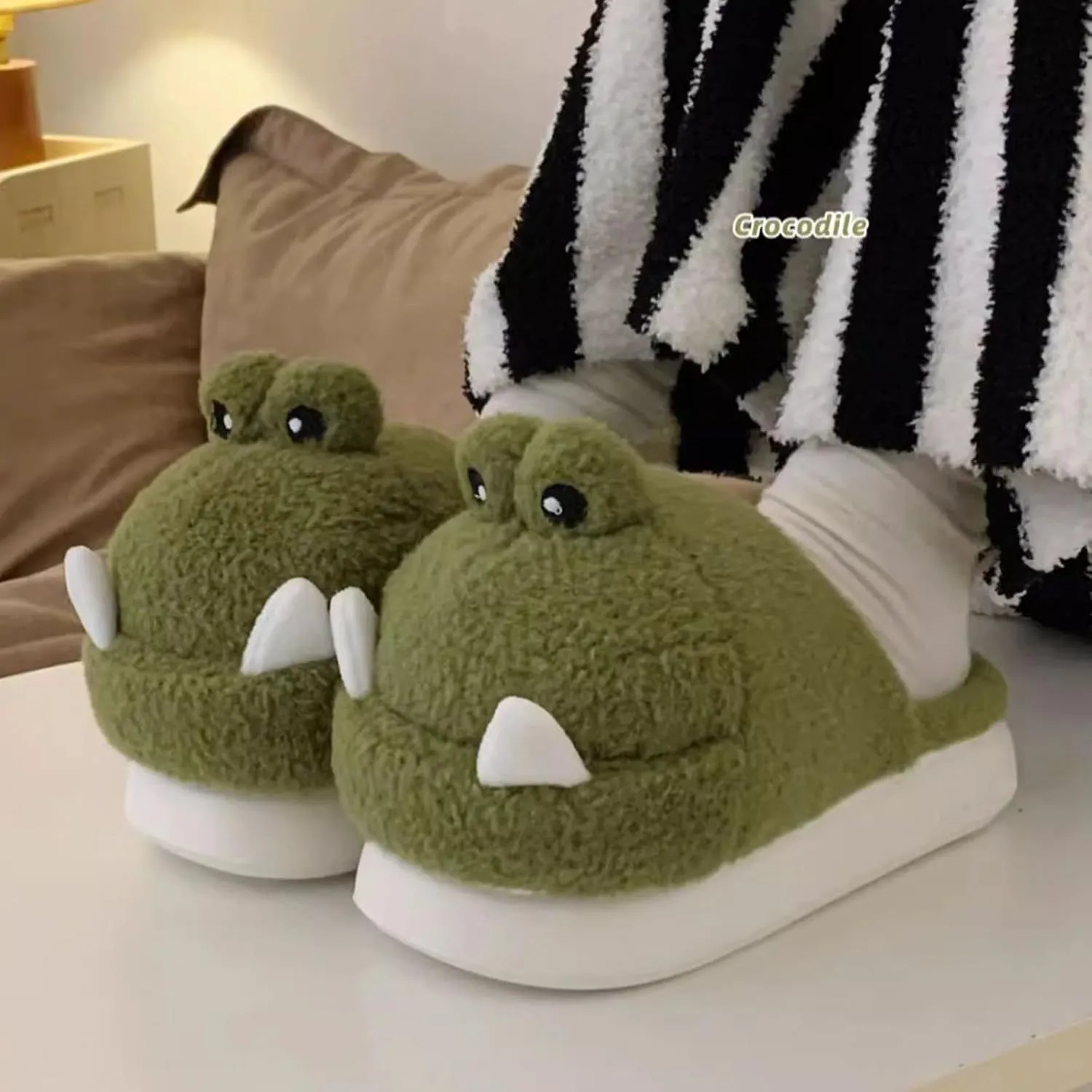Schnappi Crocodile Slippers, Women's Fuzzy Crocodile Slipper Memory Foam Slippers, Cute Cartoon Animal Slides Winter Warm Cotton House Shoes (Green,12-13 Women/10-11 Men)